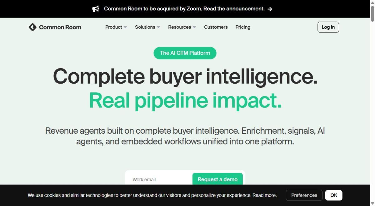 Capture d'écran du site officiel Common Room, la plateforme IA GTM de buyer intelligence et signal stacking pour la prospection